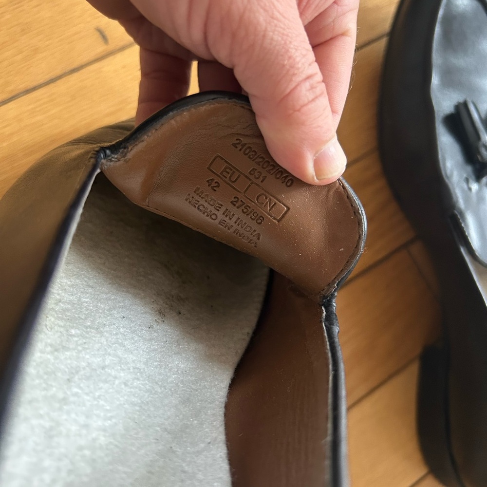 GC 7/10 Zara men’s Black Tassel Loafers - Classic Leather Slip-Ons in Size 9!! - Picture 3 of 4